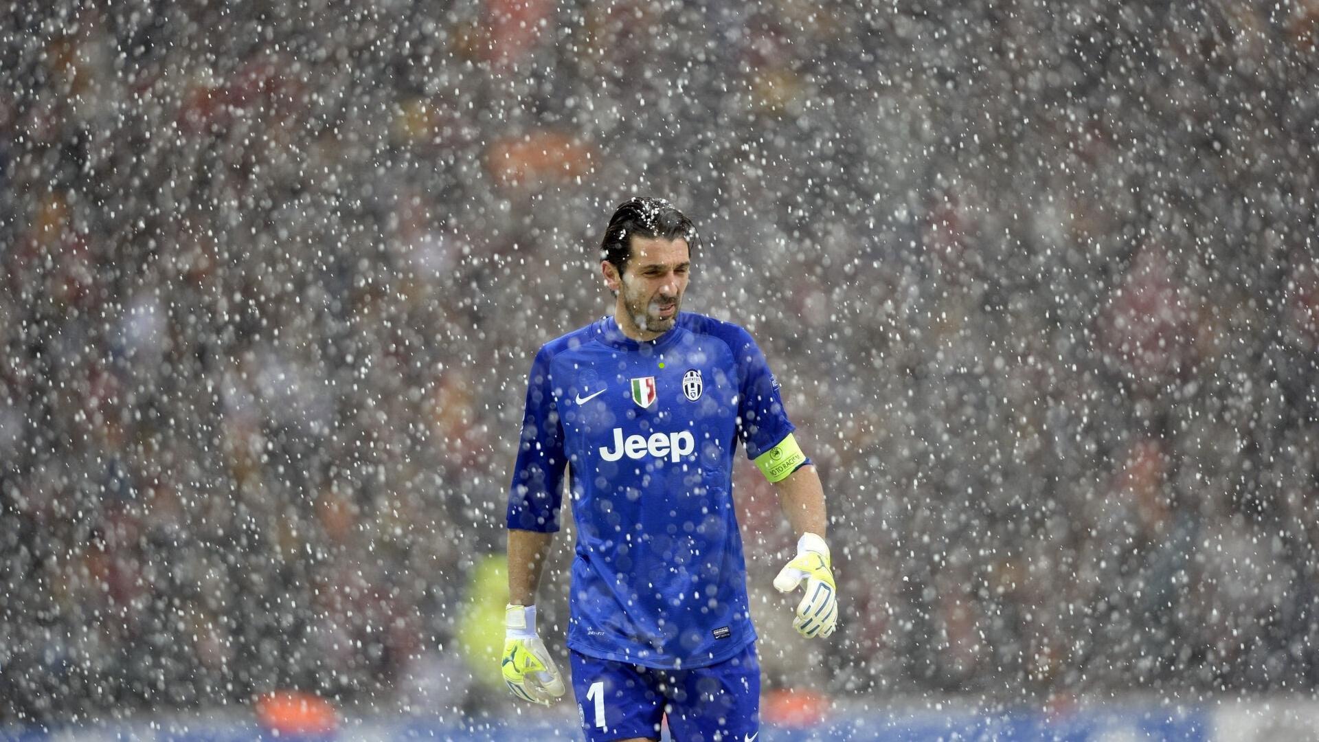 大连梭鱼湾之夜，武磊带领上海海港高举中超冠军奖杯