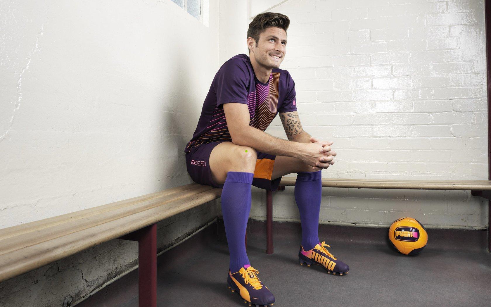 科隆后卫许伯斯重伤赛季恐报销 德媒聚焦多特之战伤情